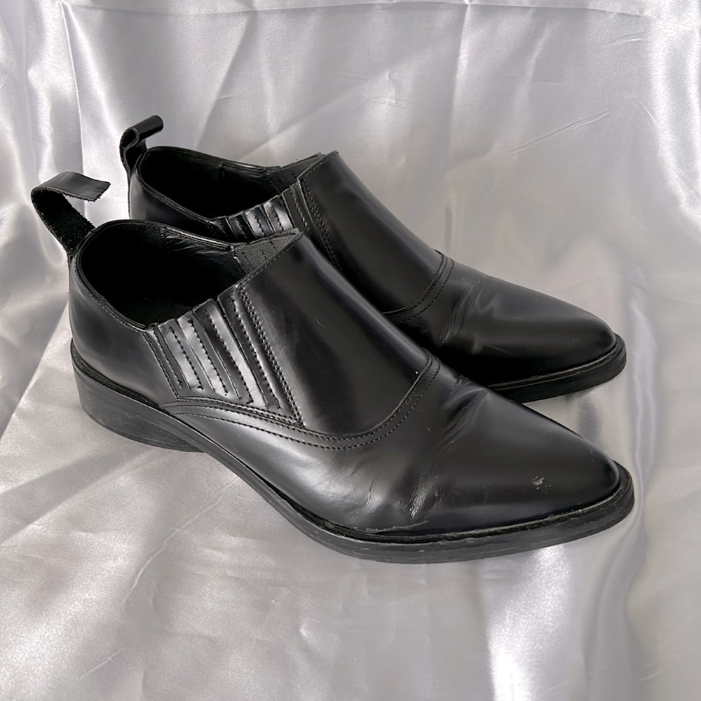 Leather black pointed toe shoes